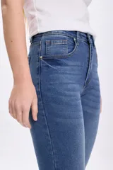 Pantalón de jean azul medio, corte cropped y flare.