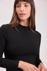 Blusa de punto canalé color verde azulado, de cuello alto y manga larga.