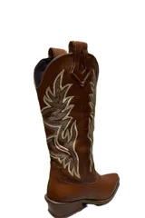 Bota western de cuero color suela, con bordados decorativos en la caña y tacón cubano.