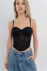 Corset negro de encaje con copas armadas, ballenas internas, escote corazón y breteles finos regulables.