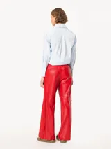 Pantalón de cuero rojo de corte ancho con cintura elástica.