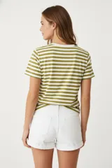 Remera corta a rayas horizontales color marrón y blanco, con cuello redondo y estampado de sol en el pecho.