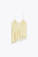 Top lencero celeste con escote en V, tirantes finos y detalle de encaje blanco en el escote y el ruedo asimétrico.