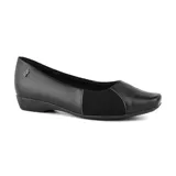 Zapato casual Usaflex de cuero color beige, con puntera redondeada y detalle de elástico en los laterales. Diseño de la línea Care Juanetes, con tecnología para el cuidado de los pies.