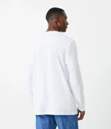 Remera blanca de algodón, manga larga, cuello redondo y corte clásico.