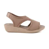 Sandalia de mujer color beige, con plataforma baja y tira ancha sobre el empeine con aberturas laterales.