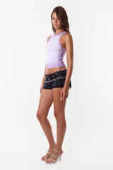 Top de morley color lila, con cuello redondo y sisas anchas.
