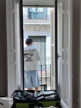 Remera celeste con estampa de paisaje costero y texto "Ittai Stars" y nombres de ciudades.