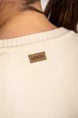 Sweater color crema con rayas horizontales finas color marrón claro, de corte holgado y mangas largas.