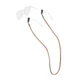 Sujeta lentes de cuero color marrón con terminales de goma negra.