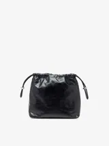 Bolso tipo cubo para mujer con forma fruncida y acabado en cuero brillante. Presenta el logotipo 'D' metálico en el centro y cordones ajustables con detalles metálicos. Incluye múltiples bolsillos internos.