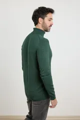 Sweater de punto verde oscuro, con cuello alto y mangas largas.