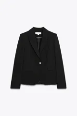Blazer negra de corte clásico, con cuello solapa, manga larga, bolsillos frontales con solapa y cierre frontal con un botón.