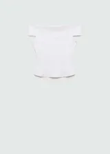Camiseta blanca de algodón con elastano, de corte ajustado, hombros descubiertos y escote off-shoulder.