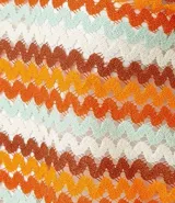 Blusa femenina de punto con cuello polo, mangas cortas y estampado de rayas horizontales en tonos naranja, marrón, blanco y verde.