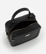 Bolso camera bag transversal mediano color beige, con cierre de cremallera, correa de mano y asa larga con detalle de cadenas desmontables.