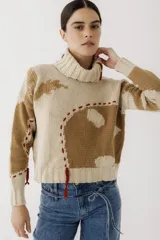 Sweater de punto color verde militar con cuello alto y bordados de hilo color mostaza.