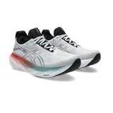 Championes de running Asics Gel-Nimbus 25, color blanco con detalles en negro, rojo y celeste.