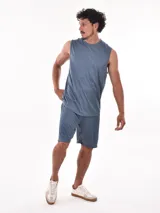 Musculosa verde militar de corte clásico.