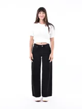Remera corta color blanco hueso, con cuello redondo y frunce elástico en la cintura.