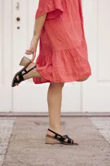 Sandalias de cuero color verde agua y blanco, con taco de madera de 6cm y hebilla dorada.