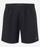 Bermuda masculina de tejido tecnológico color negro, con ruedo redondeado y cintura elástica con cordón interno. Presenta etiquetas aplicadas en la parte trasera y lateral.