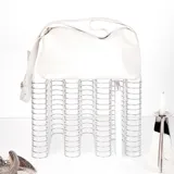 Bolso bandolera blanco de cuero con correa ajustable y cierre superior.