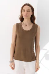 Musculosa de lino azul marino, de corte recto y breteles anchos.