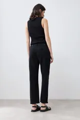Pantalón chino negro de corte recto, con bolsillos laterales y traseros.