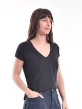 Remera negra de algodón con cuello en V y mangas cortas.