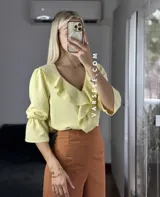 Blusa blanca de crepé de lino, con volados frontales, mangas 3/4 y estilo boho.