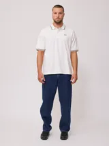 Pantalón de jean celeste de corte amplio, con tiro medio y bolsillos delanteros y traseros.
