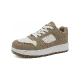 Championes urbanos color beige con detalles en blanco, cordones blancos y suela marrón.