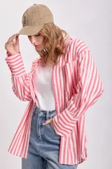 Camisa de manga larga con estampado a rayas verticales rojas y blancas, con cuello clásico y bolsillo en el pecho.