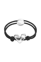 Pulsera de hilo elástico negro con dije central de corazón plateado de forma irregular y cierre tipo imán plateado.