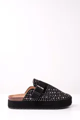 Zueco negro con plataforma, tachas plateadas y hebilla ajustable.
