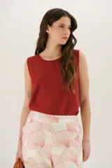 Musculosa color beige claro de tejido de lino con cuello redondo.