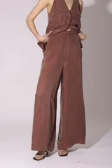 Pantalón palazzo color marrón de tiro alto y corte amplio.