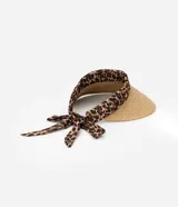 Visera de paja con cinta de tela estampada con animal print de leopardo y lazos para atar.