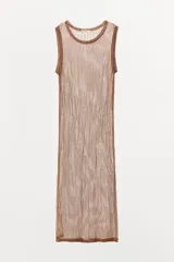 Vestido midi color marrón, semitransparente, confeccionado en tejido de punto con viscosa e hilo metalizado. Tiene cuello redondo, sisas amplias y aberturas laterales.