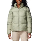 Campera tipo plumífero de color verde claro, con aislamiento sintético y tejido impermeable, diseñada para proporcionar calidez en climas fríos.