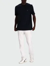 Remera de manga corta, cuello redondo y calce regular, color azul marino oscuro, con un pequeño logo bordado en el pecho.