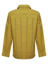 Blusa color crema de manga larga con cuello clásico y cierre frontal con botones. Presenta detalles de calado vertical en el frente y las mangas.