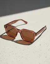 Lentes de sol cuadrados color marrón rojizo con lentes marrones polarizadas.