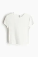Remera blanca entallada de punto elástico, corte crop top, con cuello redondo fino ribeteado y bajo recto.