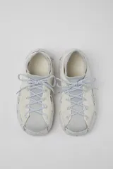 Championes Camper modelo Roku, color blanco hueso, con cordones y suela gruesa segmentada.