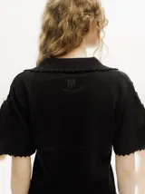 Chomba vintage a rayas horizontales color marrón, amarillo y blanco, con cuello polo y terminaciones en crochet.