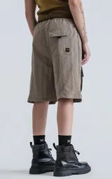 Bermuda color arcilla de corte oversize, con múltiples bolsillos y cinturón con hebilla.