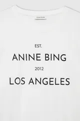 Remera blanca de algodón con estampado de la marca Anine Bing, con la inscripción "EST. ANINE BING 2012 LOS ANGELES".