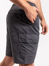 Bermuda cargo gris oscuro con bolsillos laterales con solapa y botón.